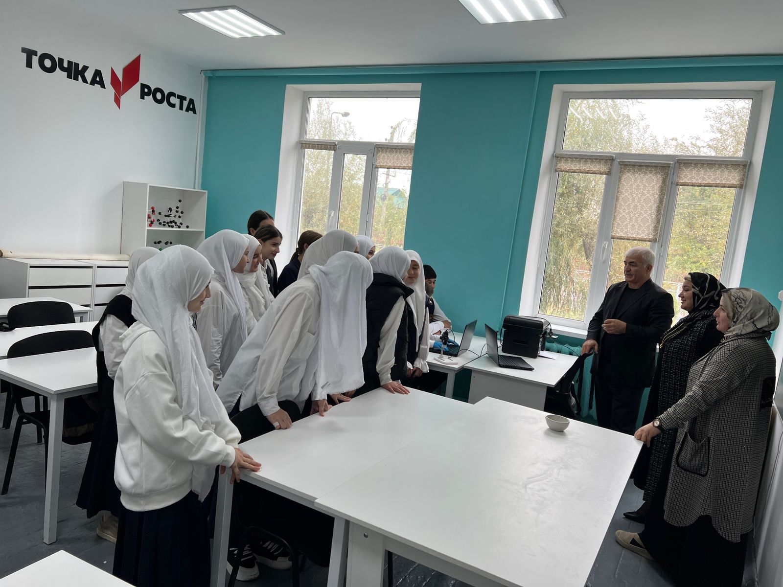 Экскурсия школьников и преподавателей в кабинеты «Точка роста».